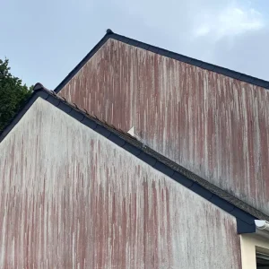 facade_traces_rouges_salissures